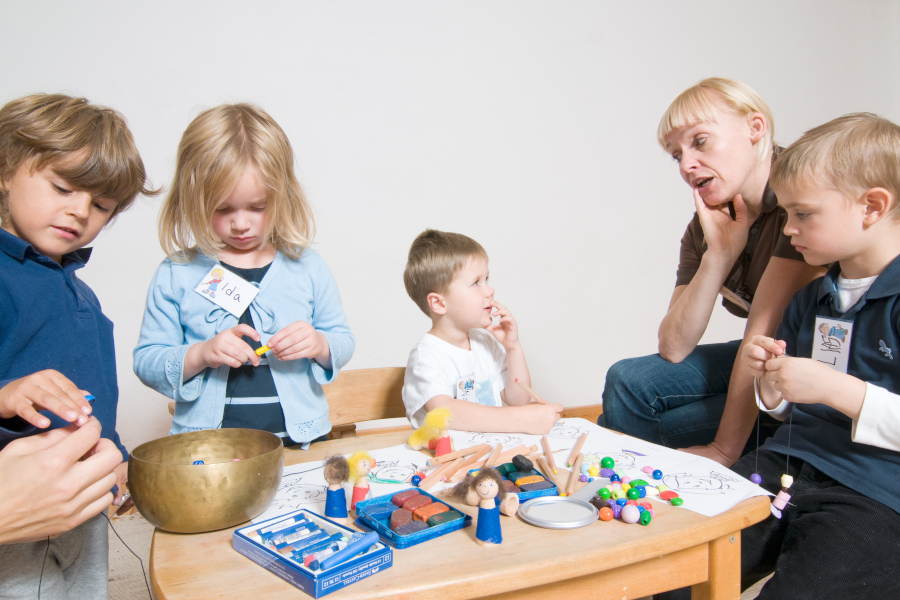 Kinder malen und schauen auf das Blatt