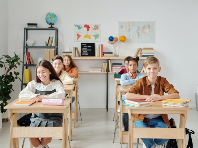 Schulklasse mit Schülern auf Ihren Plätzen